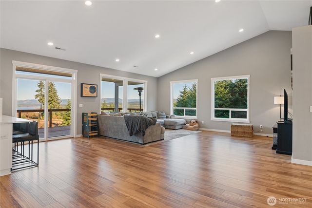 250 Red Rock Drive, Castle Rock, WA 98611