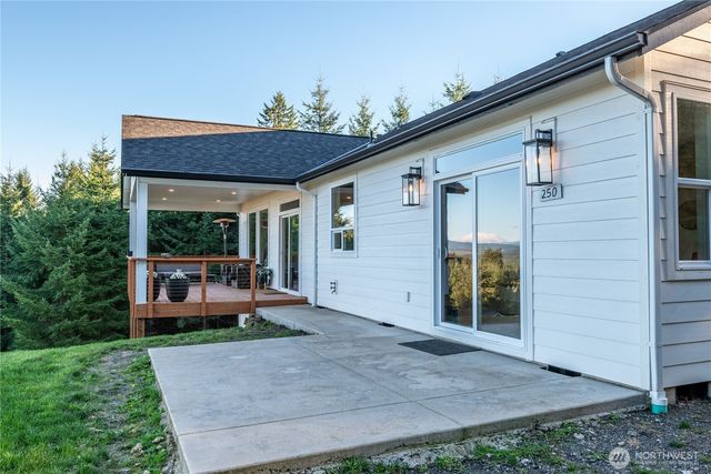 250 Red Rock Drive, Castle Rock, WA 98611