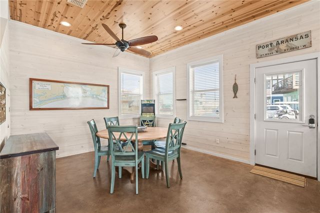 640 Gulf Village Dr, Port Aransas, TX 78373