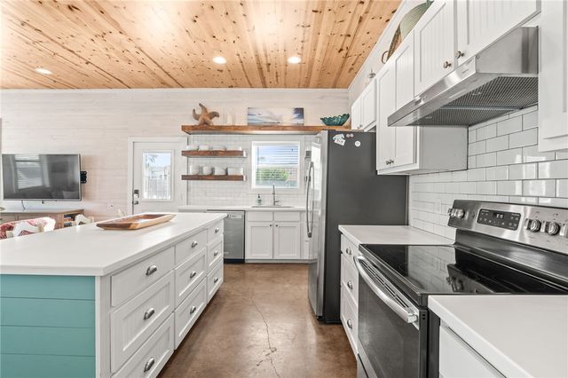 640 Gulf Village Dr, Port Aransas, TX 78373