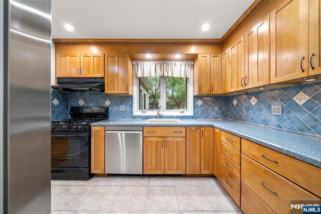 12 John Circle, Norwood, NJ 07648