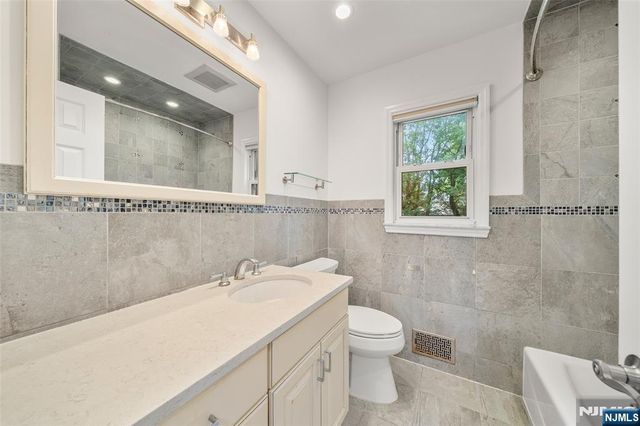 12 John Circle, Norwood, NJ 07648