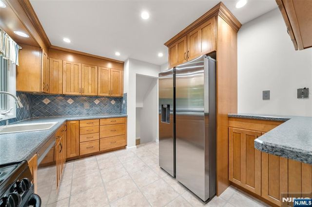 12 John Circle, Norwood, NJ 07648