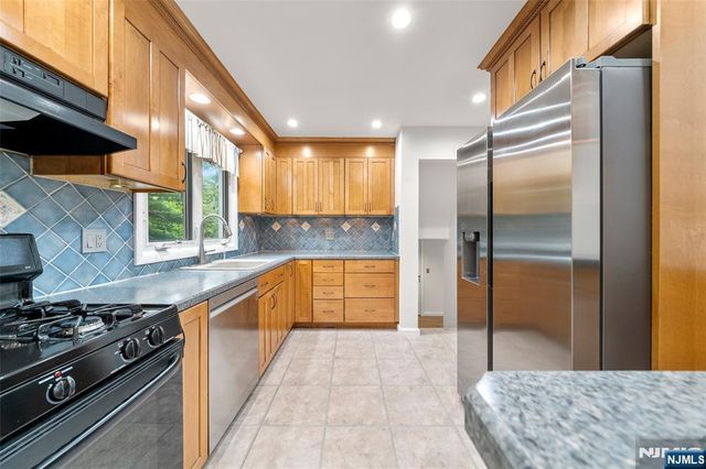 12 John Circle, Norwood, NJ 07648