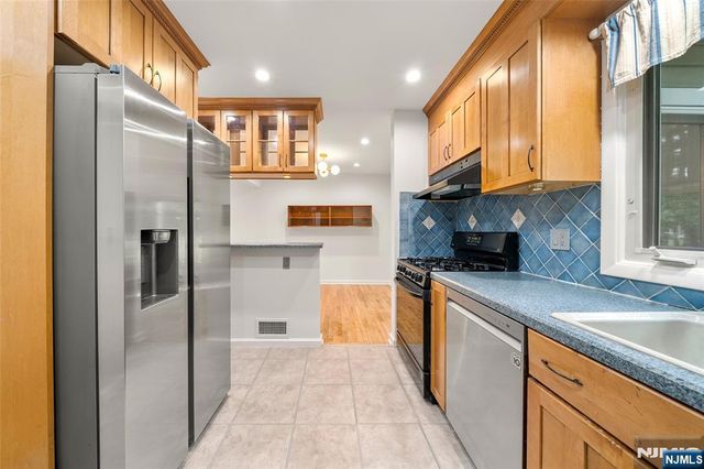 12 John Circle, Norwood, NJ 07648