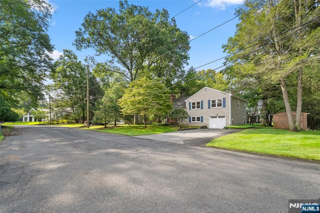 12 John Circle, Norwood, NJ 07648
