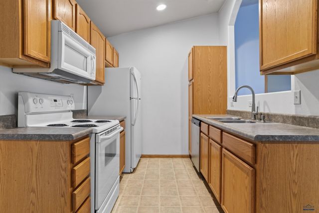 4616 CHALKSTONE DR, Rapid City, SD 57701