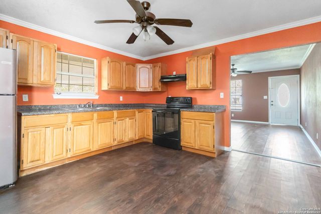 411 Bismark, Seguin, TX 78155