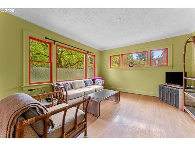 651 Se MANCHESTER Pl, Portland, OR 97202