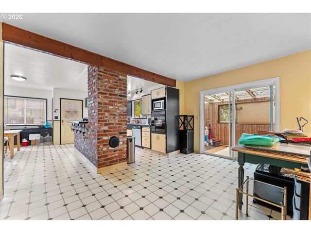 651 Se MANCHESTER Pl, Portland, OR 97202