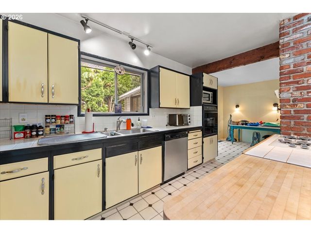 651 Se MANCHESTER Pl, Portland, OR 97202