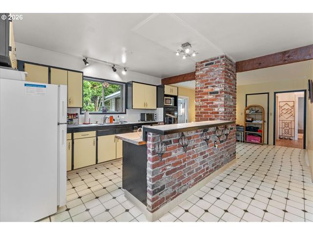 651 Se MANCHESTER Pl, Portland, OR 97202