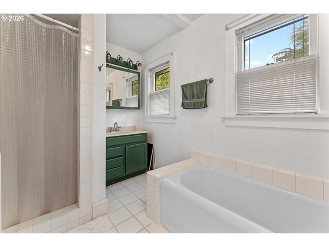 651 Se MANCHESTER Pl, Portland, OR 97202