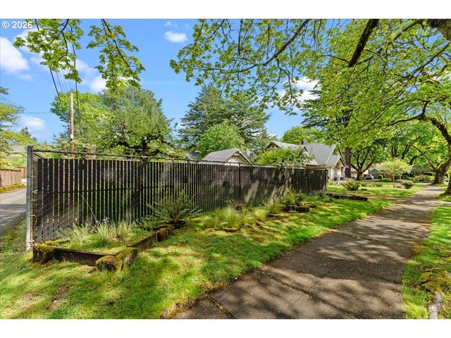 651 Se MANCHESTER Pl, Portland, OR 97202