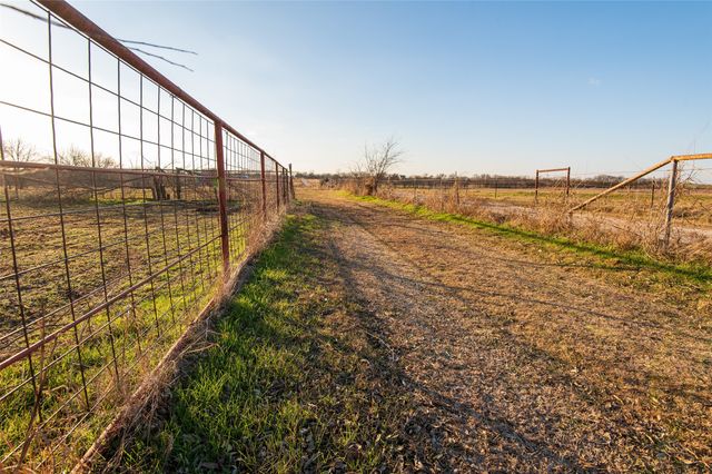 717 N Pecan Creek Trail, Valley View, TX 76272