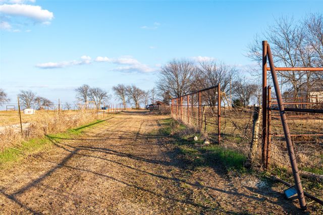 717 N Pecan Creek Trail, Valley View, TX 76272