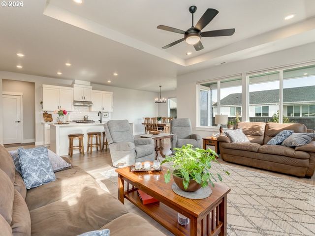 1804 S LOCUST St, Canby, OR 97013