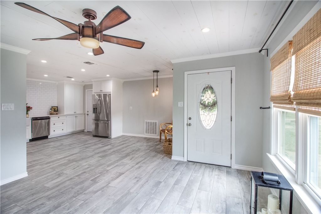 332 S Chiltipin St, Sinton, TX 78387 — photo 5
