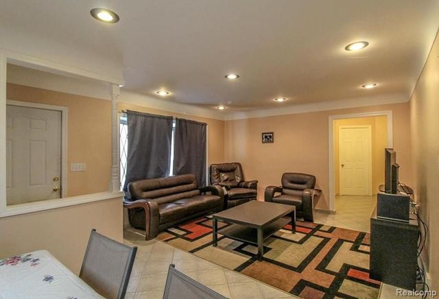 27034 Ford Road, Dearborn Heights, MI 48127