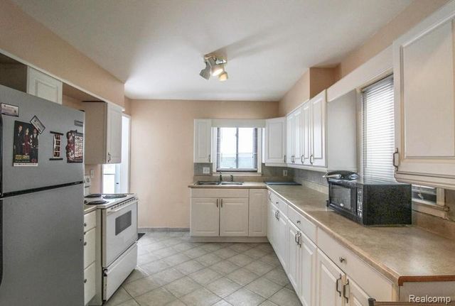 27034 Ford Road, Dearborn Heights, MI 48127