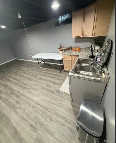 27034 Ford Road, Dearborn Heights, MI 48127