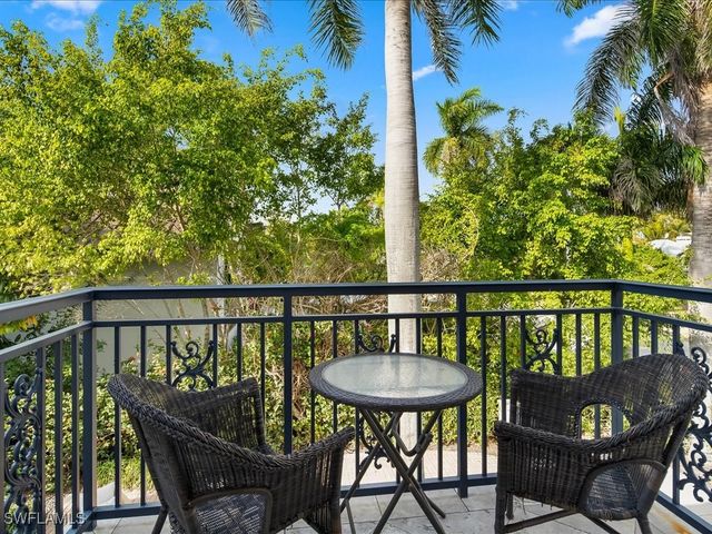 292 14th AVE S F, Naples, FL 34102