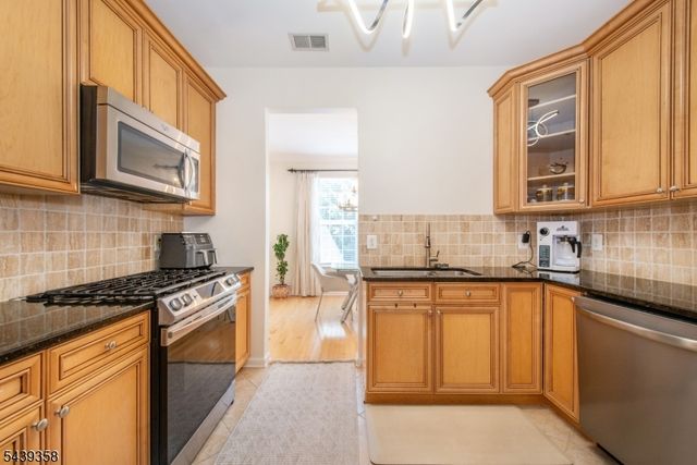 17 Conover Ter, Lebanon Boro, NJ 08833