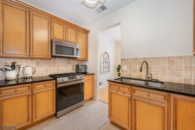 17 Conover Ter, Lebanon Boro, NJ 08833