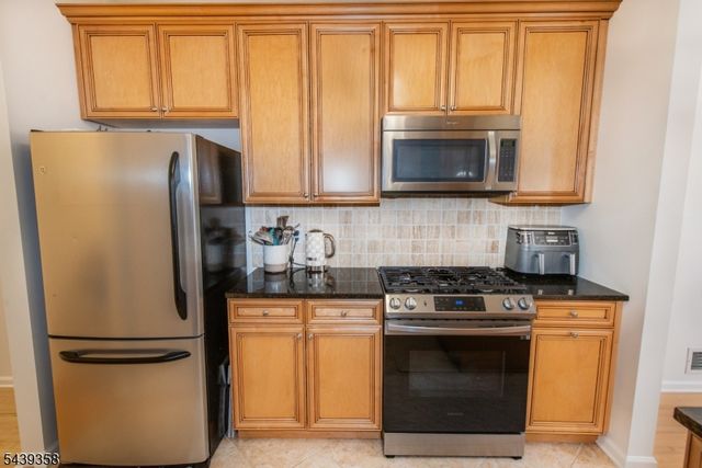 17 Conover Ter, Lebanon Boro, NJ 08833
