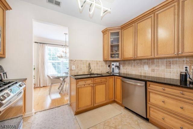 17 Conover Ter, Lebanon Boro, NJ 08833