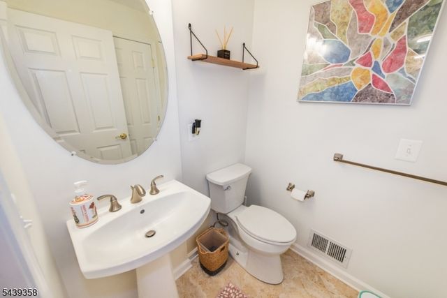 17 Conover Ter, Lebanon Boro, NJ 08833