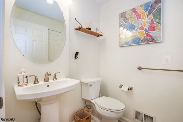17 Conover Ter, Lebanon Boro, NJ 08833