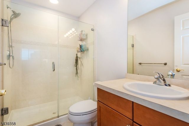 17 Conover Ter, Lebanon Boro, NJ 08833
