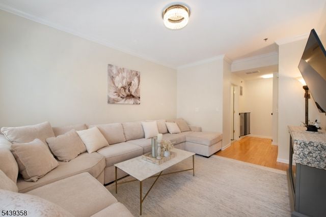 17 Conover Ter, Lebanon Boro, NJ 08833