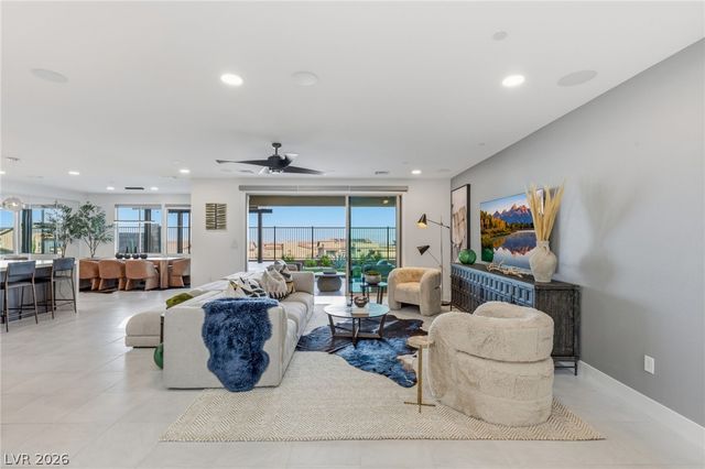 424 Crown Mesa Avenue, Las Vegas, NV 89138