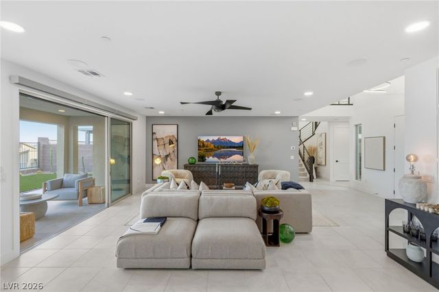 424 Crown Mesa Avenue, Las Vegas, NV 89138