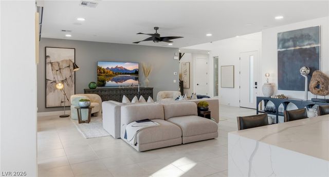 424 Crown Mesa Avenue, Las Vegas, NV 89138
