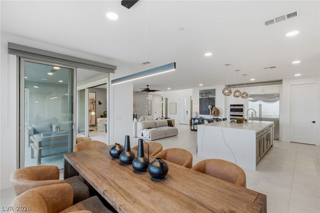 424 Crown Mesa Avenue, Las Vegas, NV 89138