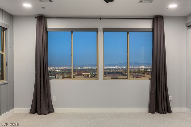 424 Crown Mesa Avenue, Las Vegas, NV 89138