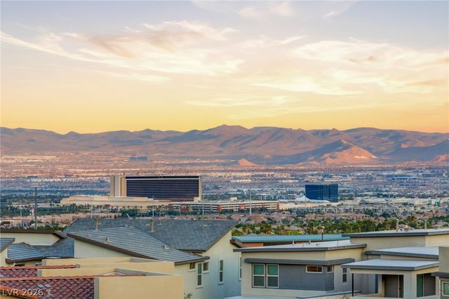 424 Crown Mesa Avenue, Las Vegas, NV 89138