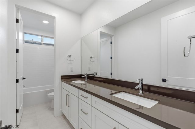 424 Crown Mesa Avenue, Las Vegas, NV 89138