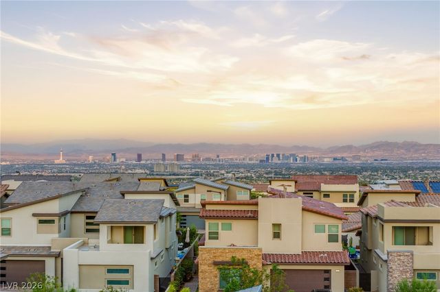 424 Crown Mesa Avenue, Las Vegas, NV 89138