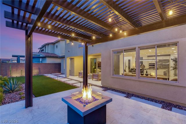 424 Crown Mesa Avenue, Las Vegas, NV 89138