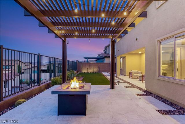 424 Crown Mesa Avenue, Las Vegas, NV 89138