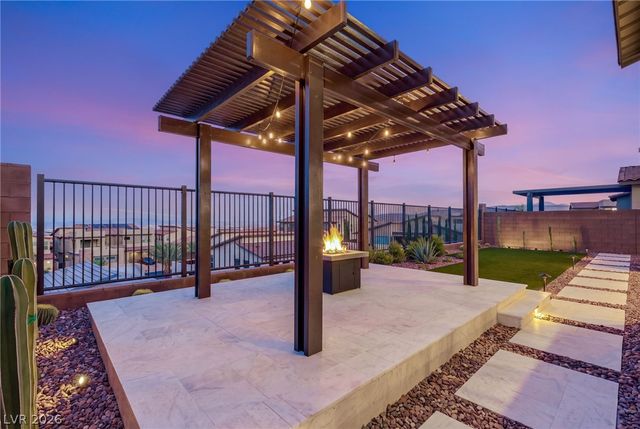 424 Crown Mesa Avenue, Las Vegas, NV 89138