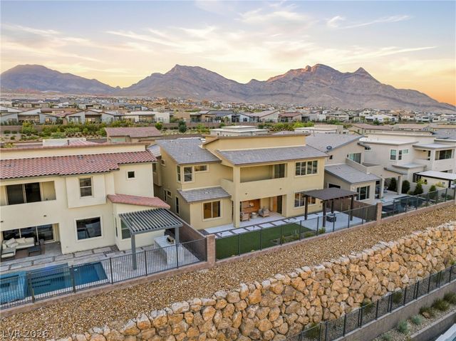 424 Crown Mesa Avenue, Las Vegas, NV 89138