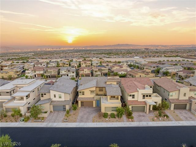 424 Crown Mesa Avenue, Las Vegas, NV 89138