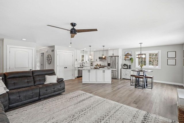 307 Scuppernong CIRCLE, Dousman, WI 53118