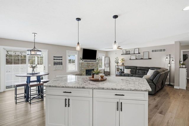 307 Scuppernong CIRCLE, Dousman, WI 53118