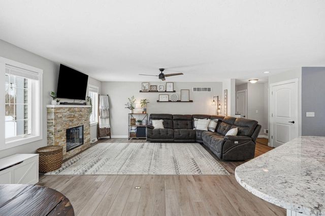 307 Scuppernong CIRCLE, Dousman, WI 53118